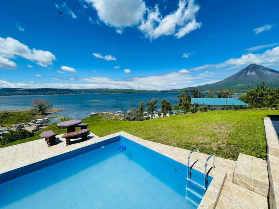 una piscina con vistas a la montaña en Love House Arenal-Volcano & Lake views, en Fortuna