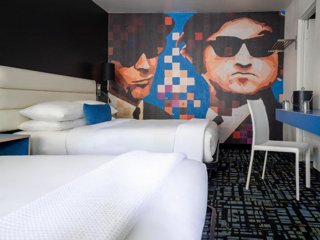 Postel nebo postele na pokoji v ubytování Jupiter Hotel