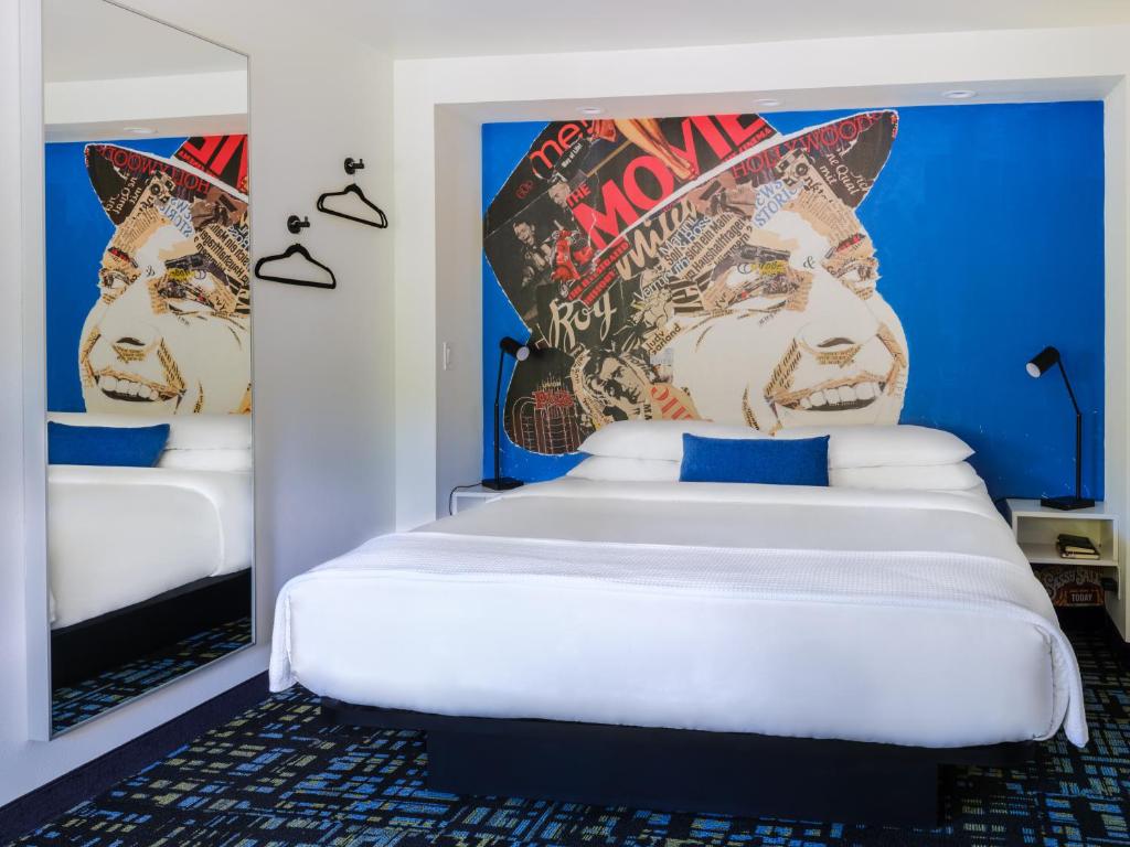 Postel nebo postele na pokoji v ubytování Jupiter Hotel