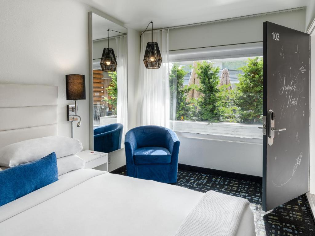 Postel nebo postele na pokoji v ubytování Jupiter Hotel