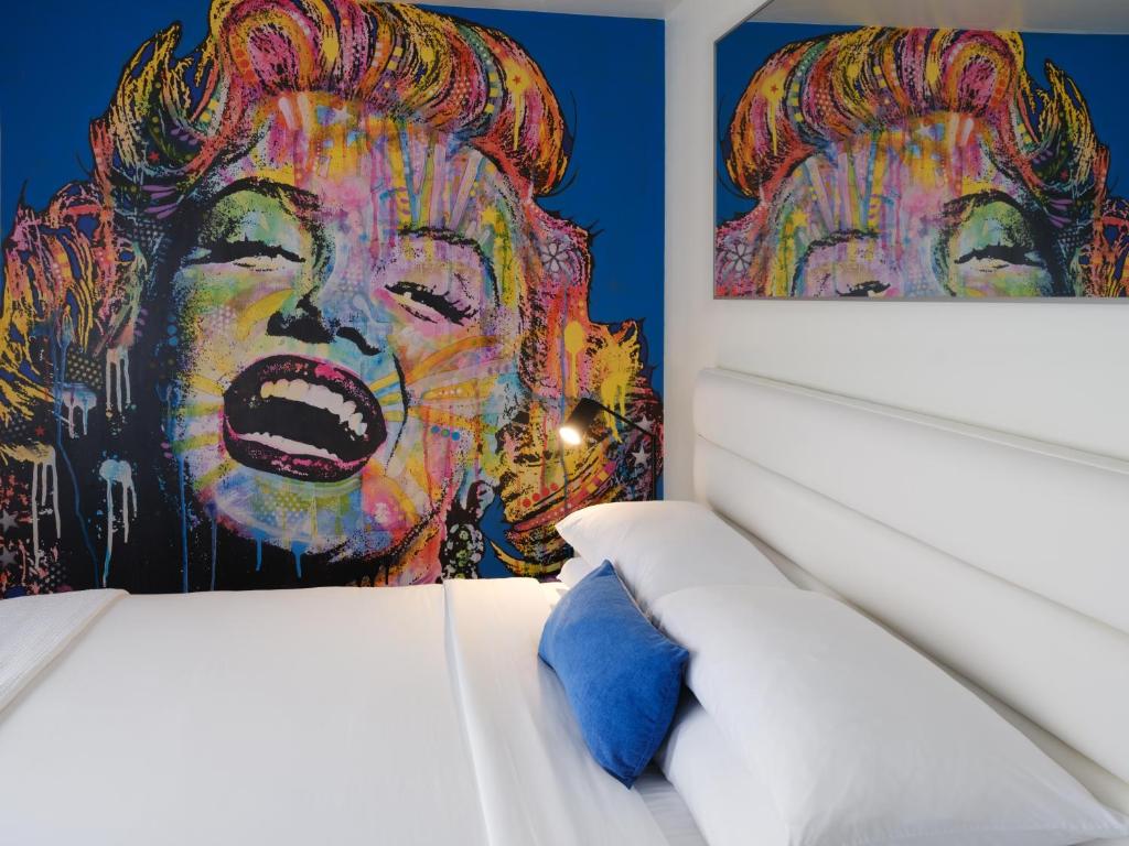 Postel nebo postele na pokoji v ubytování Jupiter Hotel