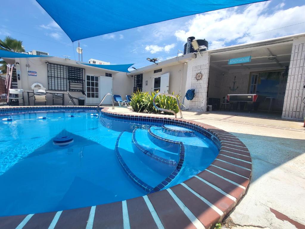 下維加的住宿－Cozy Corner w/private pool，一座房子前面的蓝色海水游泳池