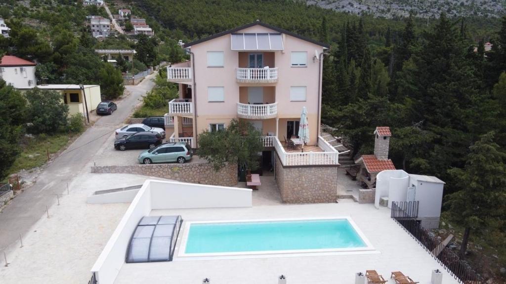 eine Luftansicht eines Hauses mit Pool in der Unterkunft Große Ferienwohnung in Starigrad mit Möbliertem Balkon in Starigrad-Paklenica