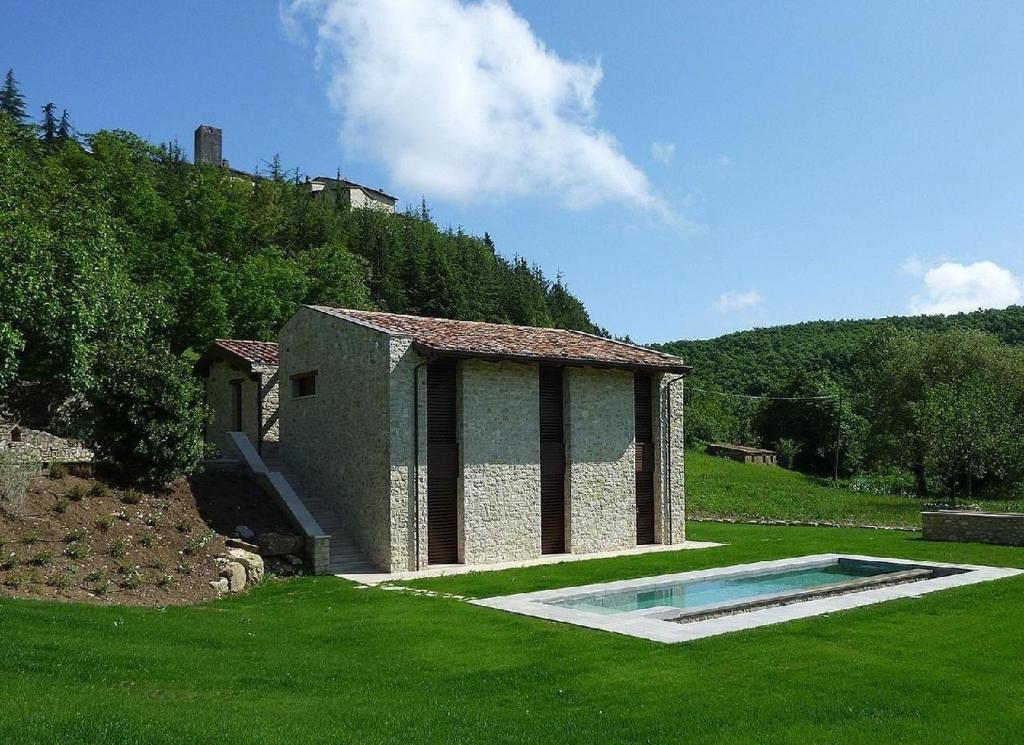 une maison avec une piscine sur gazon dans l'établissement Ferienhaus in Rotecastello mit Großem Garten, à San Venanzo