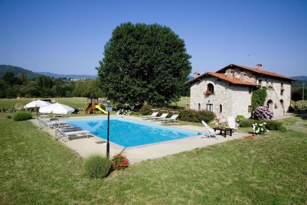 The swimming pool at or close to Elegantes Landhaus mit Pool, ideal für einen ruhigen Urlaub in den Hügeln der Toskana
