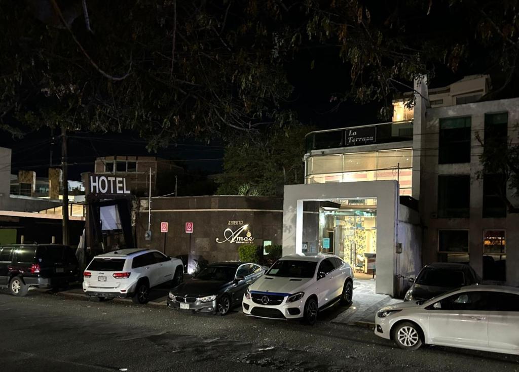 un grupo de autos estacionados en un estacionamiento en Amoe, en Boca del Río