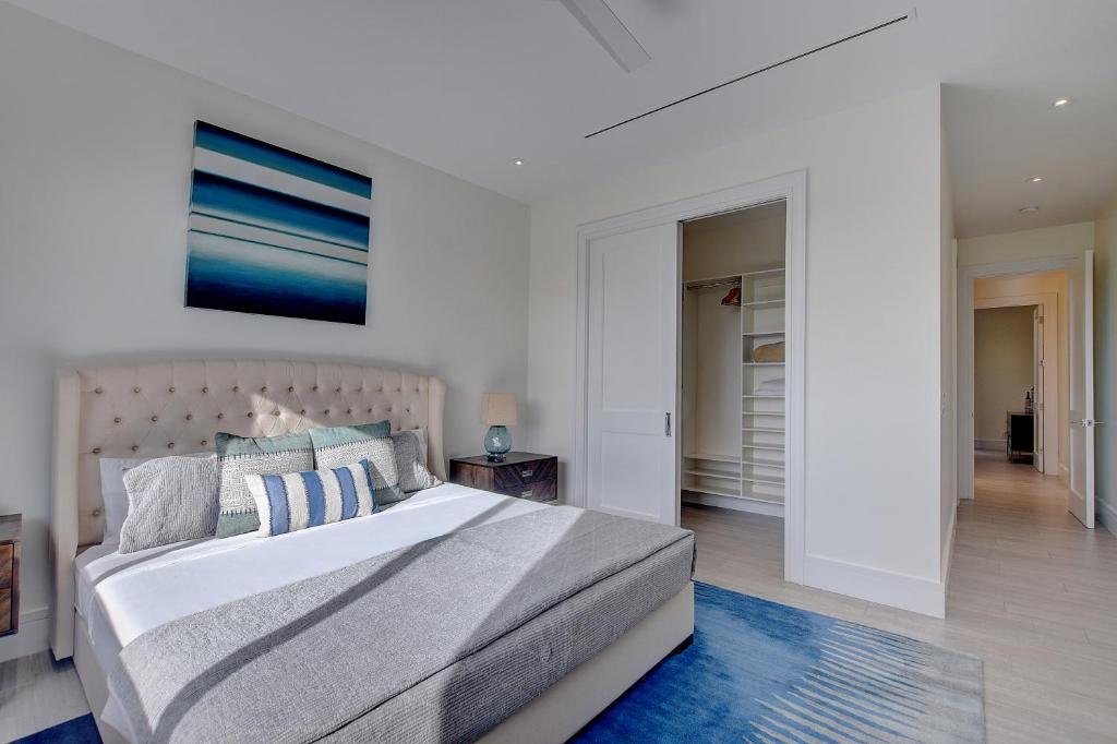 um quarto com uma cama grande e um tapete azul em Modern Penthouse Near Atlantis and Beach em Creek Village