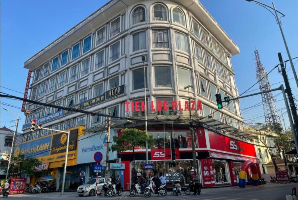 um grande edifício numa rua da cidade com um semáforo em Tiến Lộc Plaza Hotel em Hà Nám