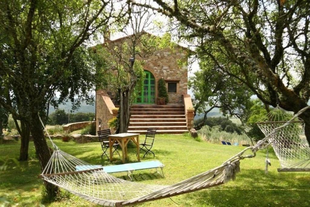 una casa con dos hamacas en un patio en Wohnung auf zwei Etagen mit Studio und mit Balkonblick ins bergige Grüne, en Monte Vibiano Vecchio