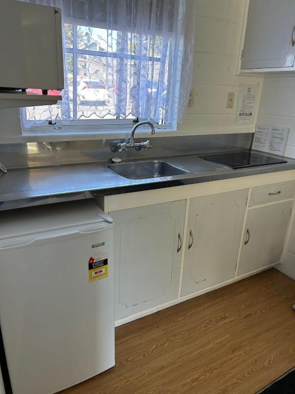 Kuchyň nebo kuchyňský kout v ubytování Tudor Motor Lodge