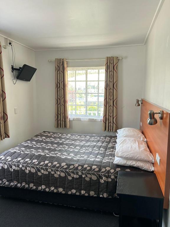 Postel nebo postele na pokoji v ubytování Tudor Motor Lodge