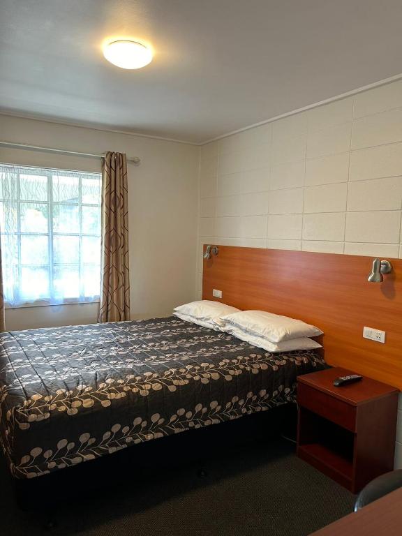 Postel nebo postele na pokoji v ubytování Tudor Motor Lodge