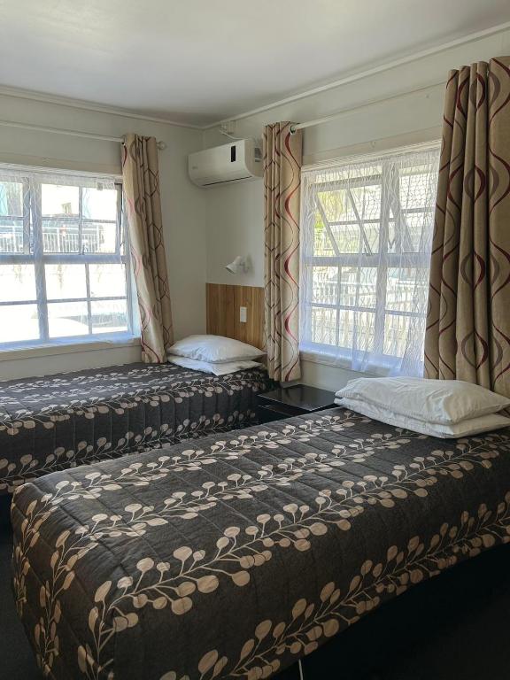 Postel nebo postele na pokoji v ubytování Tudor Motor Lodge
