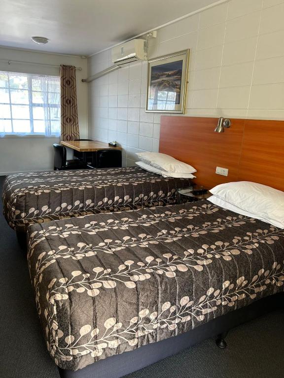 Postel nebo postele na pokoji v ubytování Tudor Motor Lodge