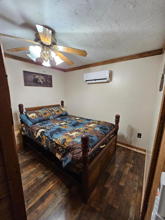 Un pat sau paturi într-o cameră la Bald rock cabin