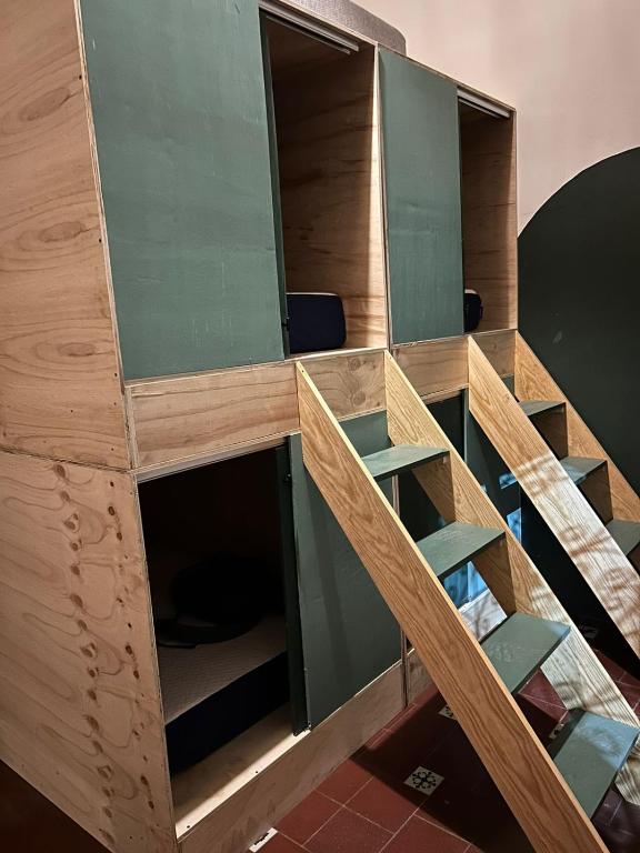 Palanda nebo palandy na pokoji v ubytování Coliving Chingon