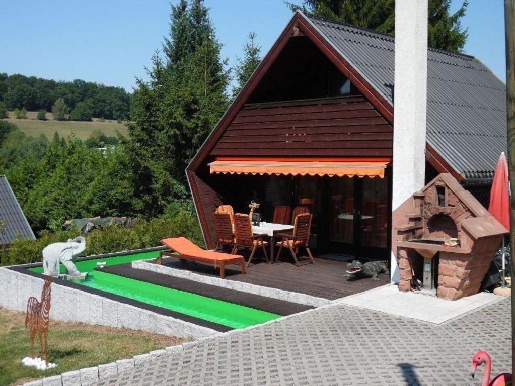 een model van een huis met een tafel en een zwembad bij Ferienhaus in Kuhklingen mit Großer Terrasse in Wald-Michelbach