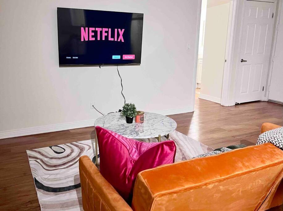 ein Wohnzimmer mit einem Sofa, einem Tisch und einem TV in der Unterkunft Marina Perfect 1 bd,pool,parking,center in Los Angeles