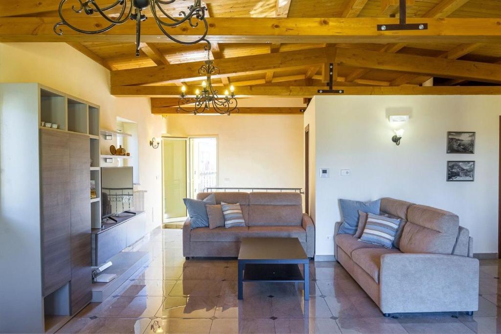un soggiorno con 2 divani e un tavolo di Ferienwohnung für 8 Personen ca 240 qm in Taormina, Sizilien Ostküste von Sizilien a Taormina
