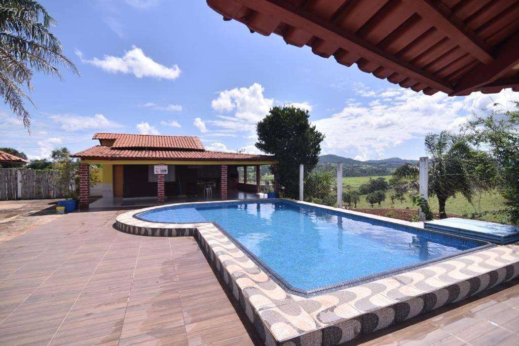 a swimming pool in front of a house at Recanto Minas a Goiás in Ceres