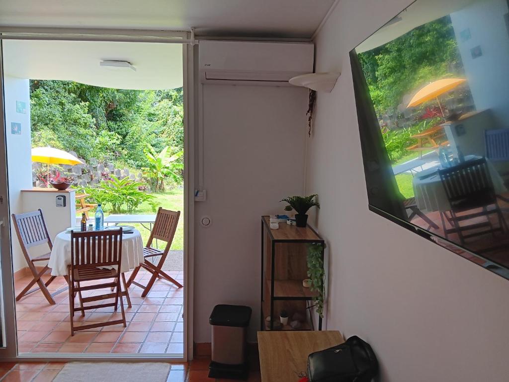 TV a/nebo společenská místnost v ubytování Oiseau du paradis