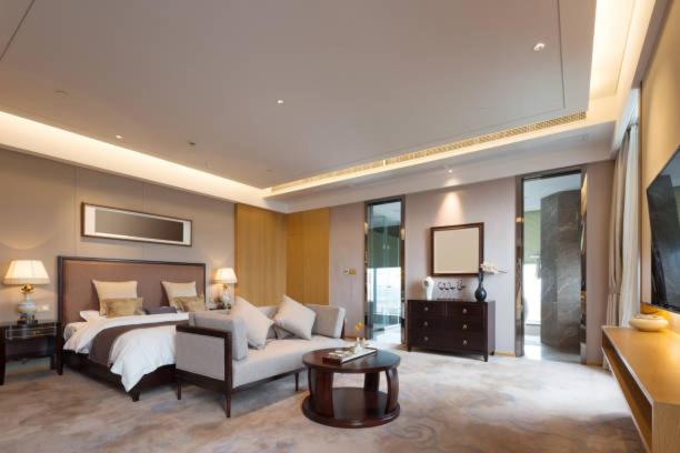 1 dormitorio grande con 1 cama y 1 sofá en Mine Hotel, en Ho Chi Minh