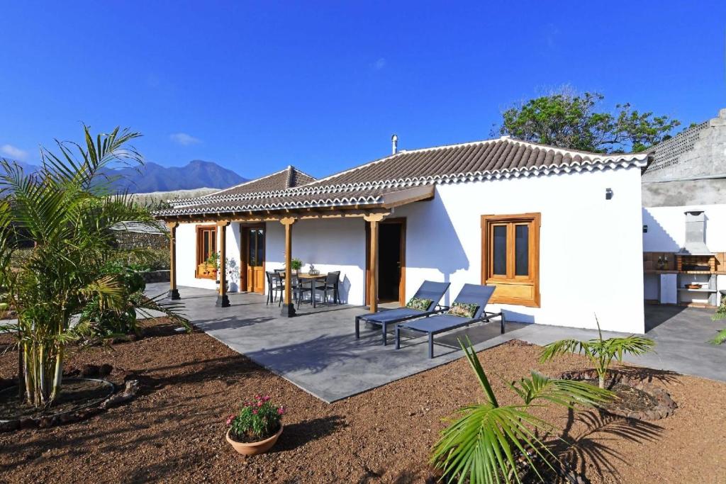 a white house with a patio with a table and chairs at Ferienhaus für 2 Personen ca 80 qm in La Laguna, La Palma Westküste von La Palma in Los Llanos de Aridane