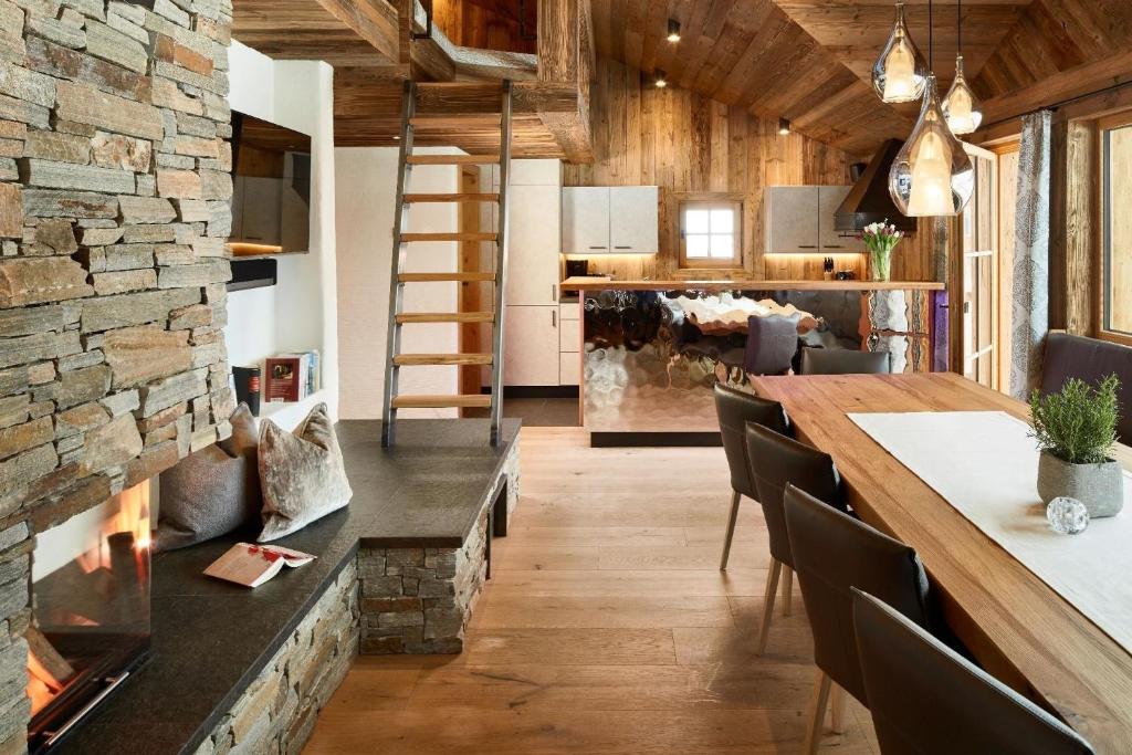 Ett kök eller pentry på Komfortables Ferienhaus in Flachau mit Garten, Grill und Sauna und Panoramablick