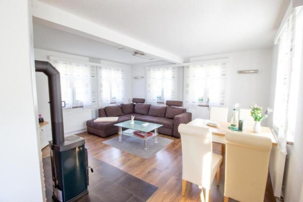 Posezení v ubytování Ferienhaus in Bad Elster mit Kleinem Kamin