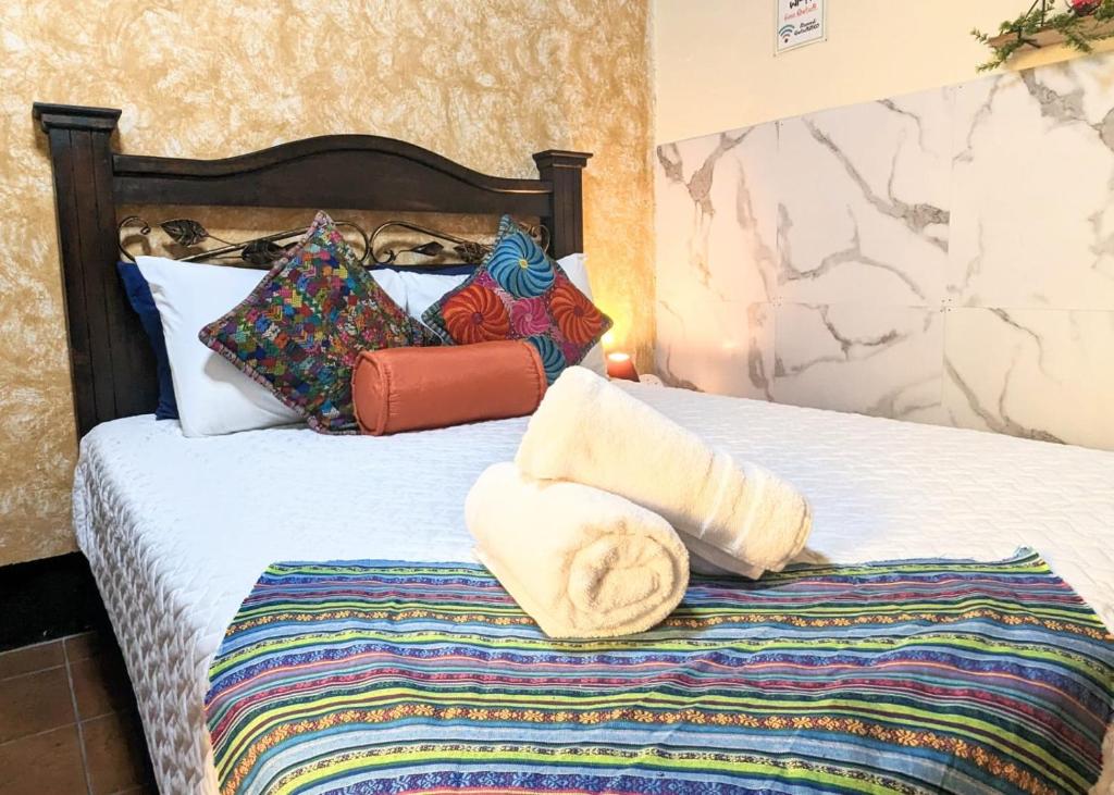 מיטה או מיטות בחדר ב-Casa Quetzalli, Poniente