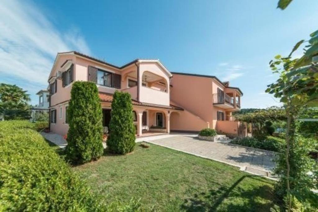 an image of a house at Nettes Appartement in Rovinj mit Garten, Terrasse und Grill in Rovinj