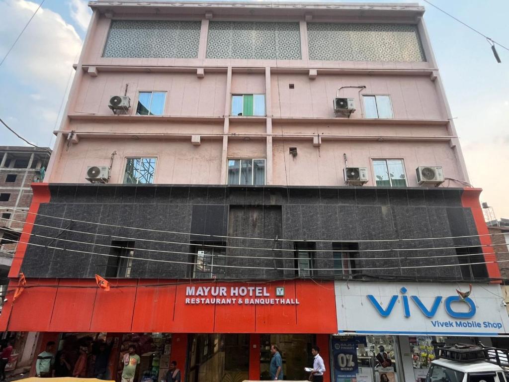 un edificio alto con finestre e condizionatori d'aria di MAYUR HOTEL a Dimāpur