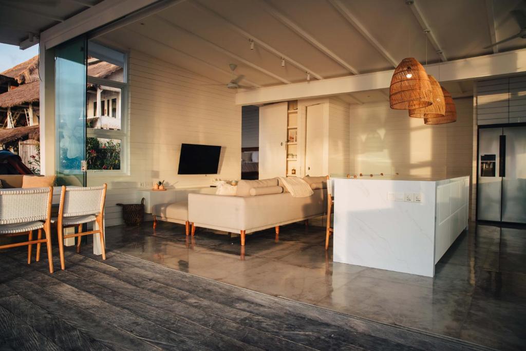 TV a/nebo společenská místnost v ubytování Mahi Mahi Beach Shack And Suites