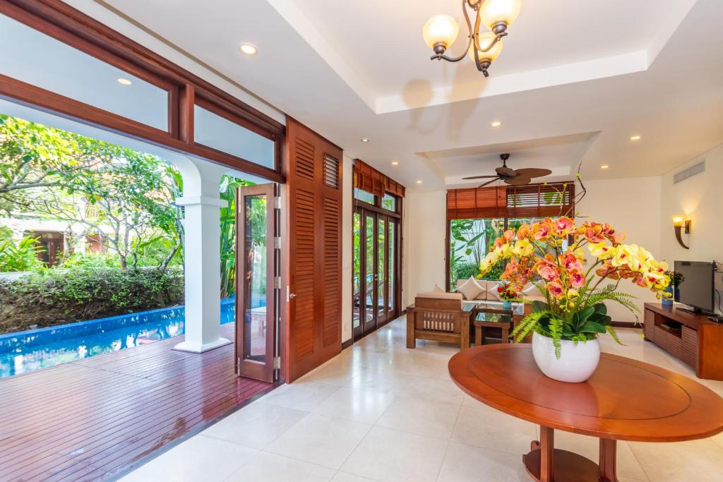 Bazén v ubytování Da Nang Beach Villa Resort nebo v jeho okolí