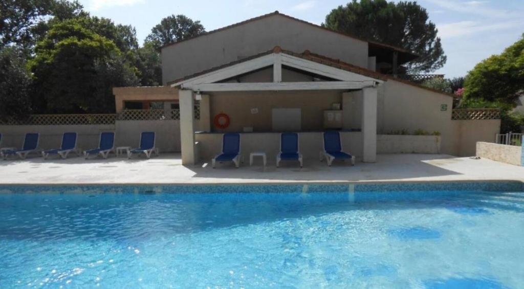 Bazén v ubytovaní Studio 10m2, terrasse 18m2 , parking, piscine et accueille les animaux alebo v jeho blízkosti
