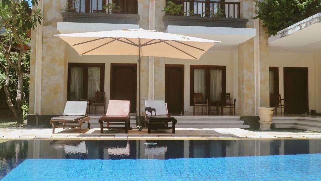 Bazén v ubytování New Puri Asih Hotel nebo v jeho okolí