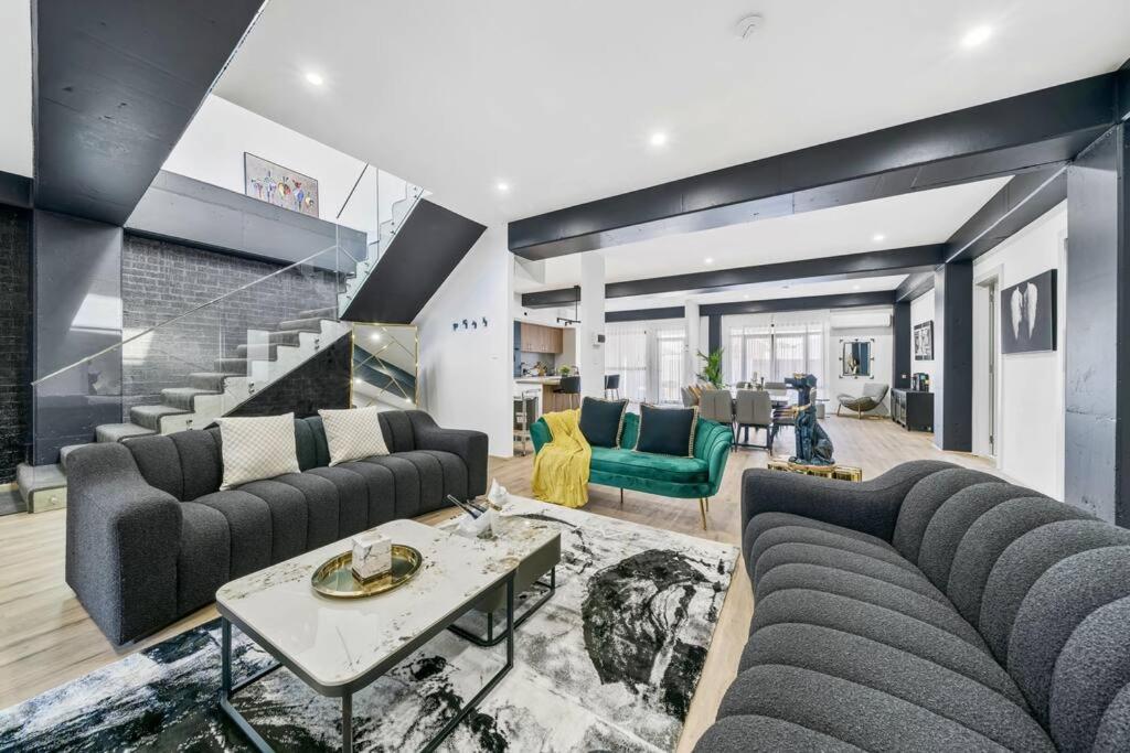 - un salon avec deux canapés et une table dans l'établissement King’s Deluxe in Newtown, à Sydney