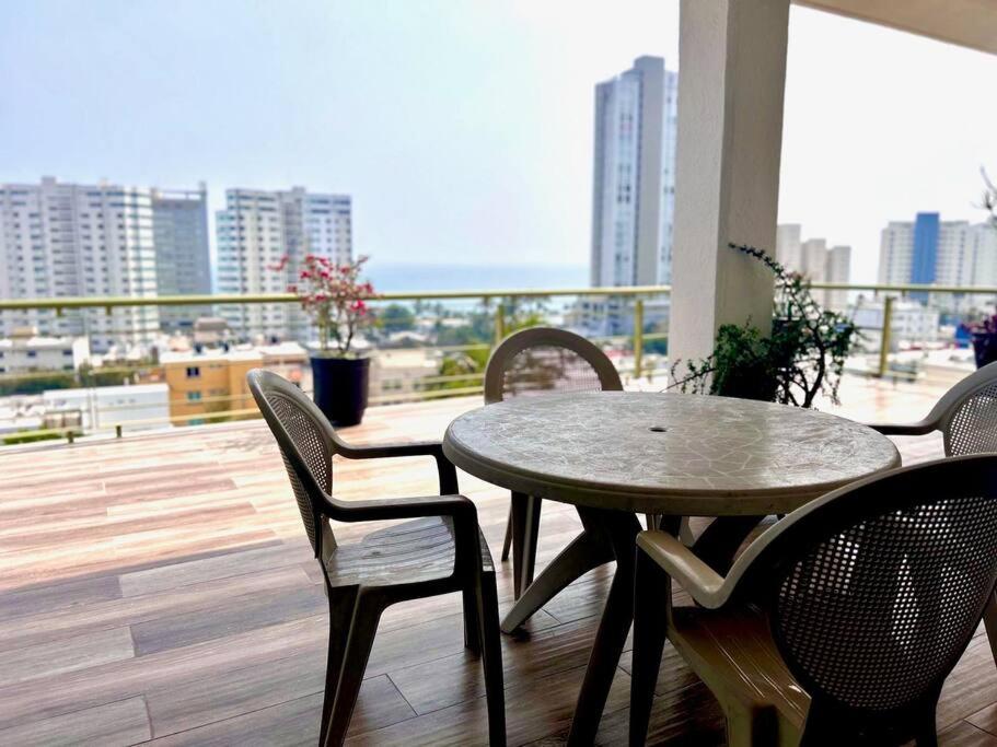Balkón nebo terasa v ubytování Moderna casa de 3 dormitorios con cama King size y vistas al horizonte de la piscina