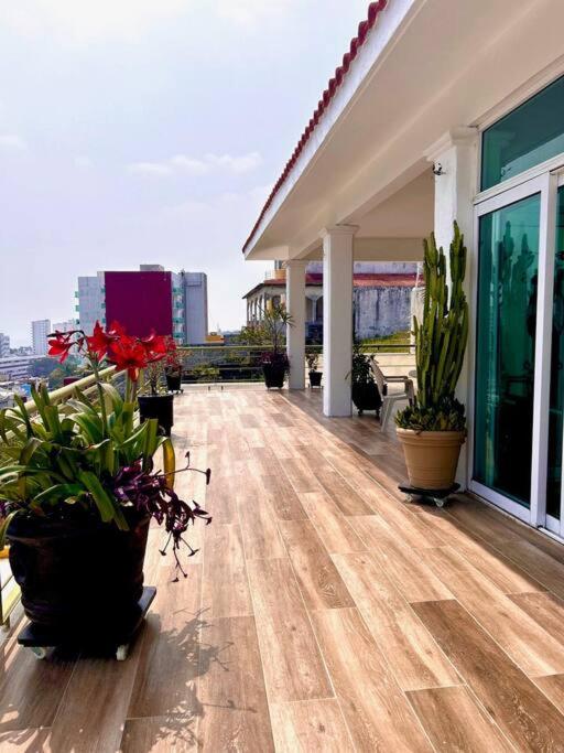 Balkón nebo terasa v ubytování Moderna casa de 3 dormitorios con cama King size y vistas al horizonte de la piscina