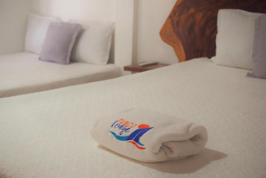 a towel on a bed in a hotel room at Hotel Tunco Lodge in La Libertad