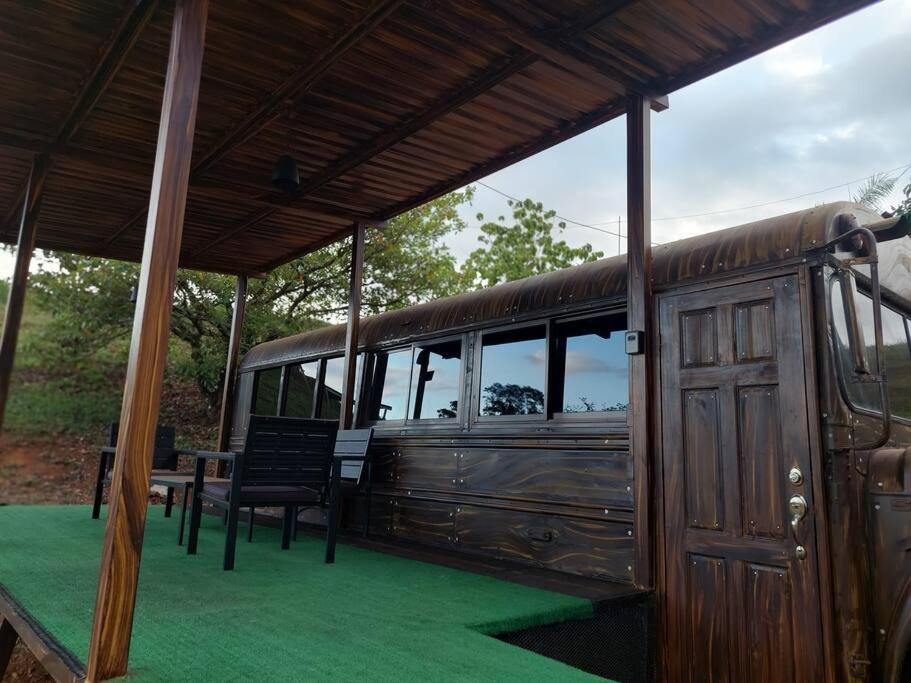 un viejo autobús sentado bajo un pabellón con una silla en Casa del Lago, en San Antonio
