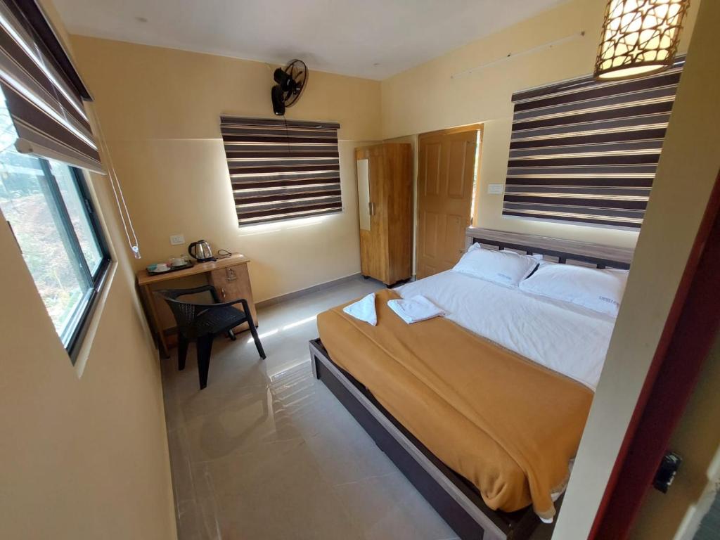 Postel nebo postele na pokoji v ubytování Karthika Homes