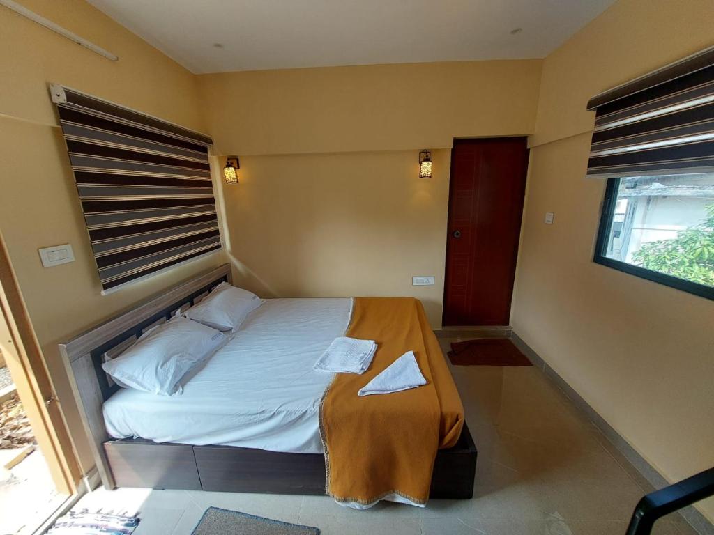 Postel nebo postele na pokoji v ubytování Karthika Homes