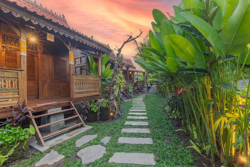 un chemin devant une maison avec des plantes dans l'établissement Abian Ubud View, à Ubud