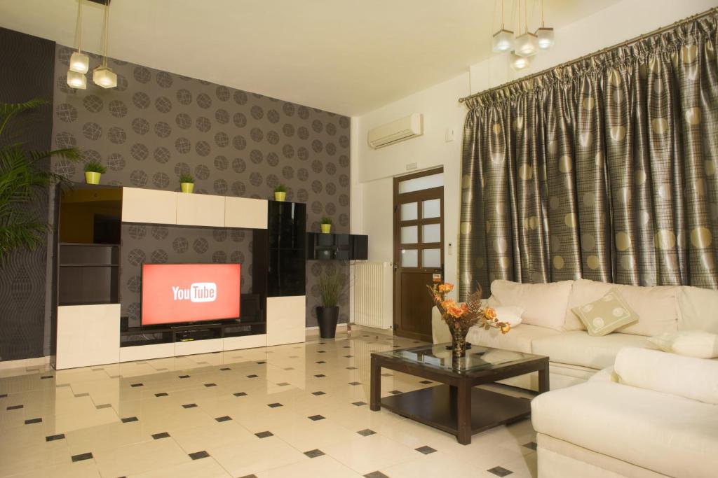 TV a/nebo společenská místnost v ubytování Mythos- Platanias- Hotel -Apts