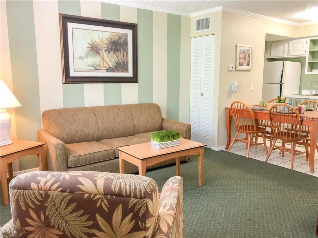 ein Wohnzimmer mit einem Sofa und einem Tisch in der Unterkunft 1BR Comfort Villa Near Old Town, Disney Universal & Parks in Kissimmee