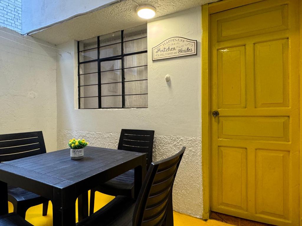 Φωτογραφία από το άλμπουμ του Yellow Door - 2 bedroom 1 bath σε Baños