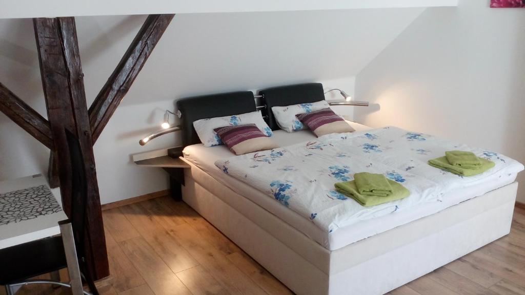 Postel nebo postele na pokoji v ubytování Apartmány Fialka