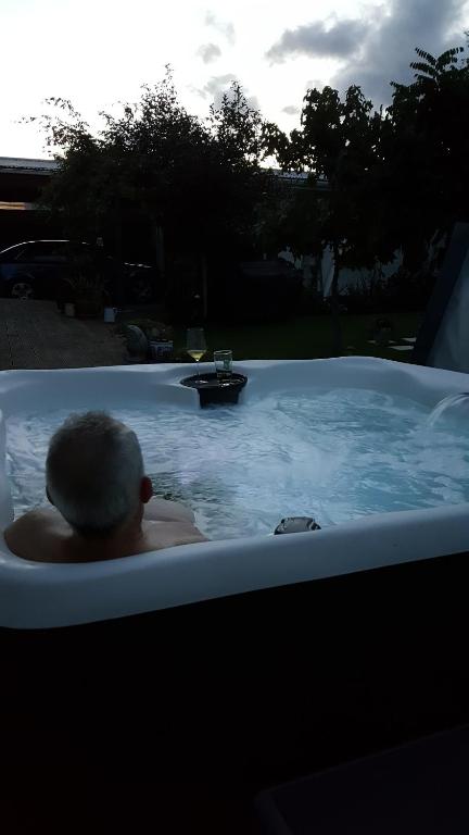 Bazén v ubytování Dragonflycottagebnb nebo v jeho okolí