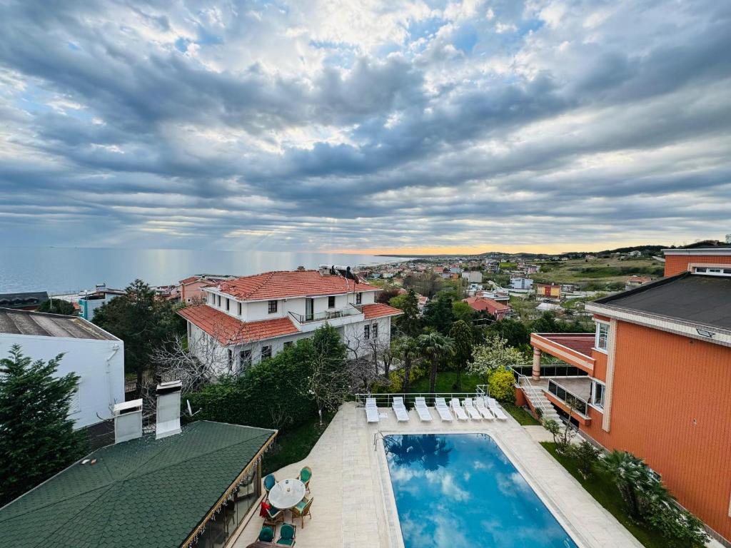 een luchtzicht op een huis met een zwembad bij İstanbul Airport Treekos Suite Hotel in Karaburun